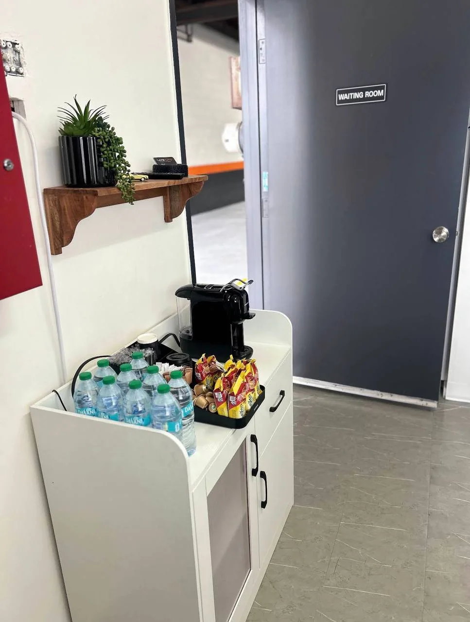 Coffee, bottled water and snacks available near the Lane Auto waiting room